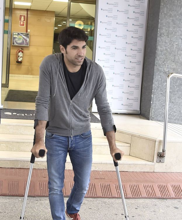 Foto: Cayetano Rivera saliendo del hospital. (Gtres)