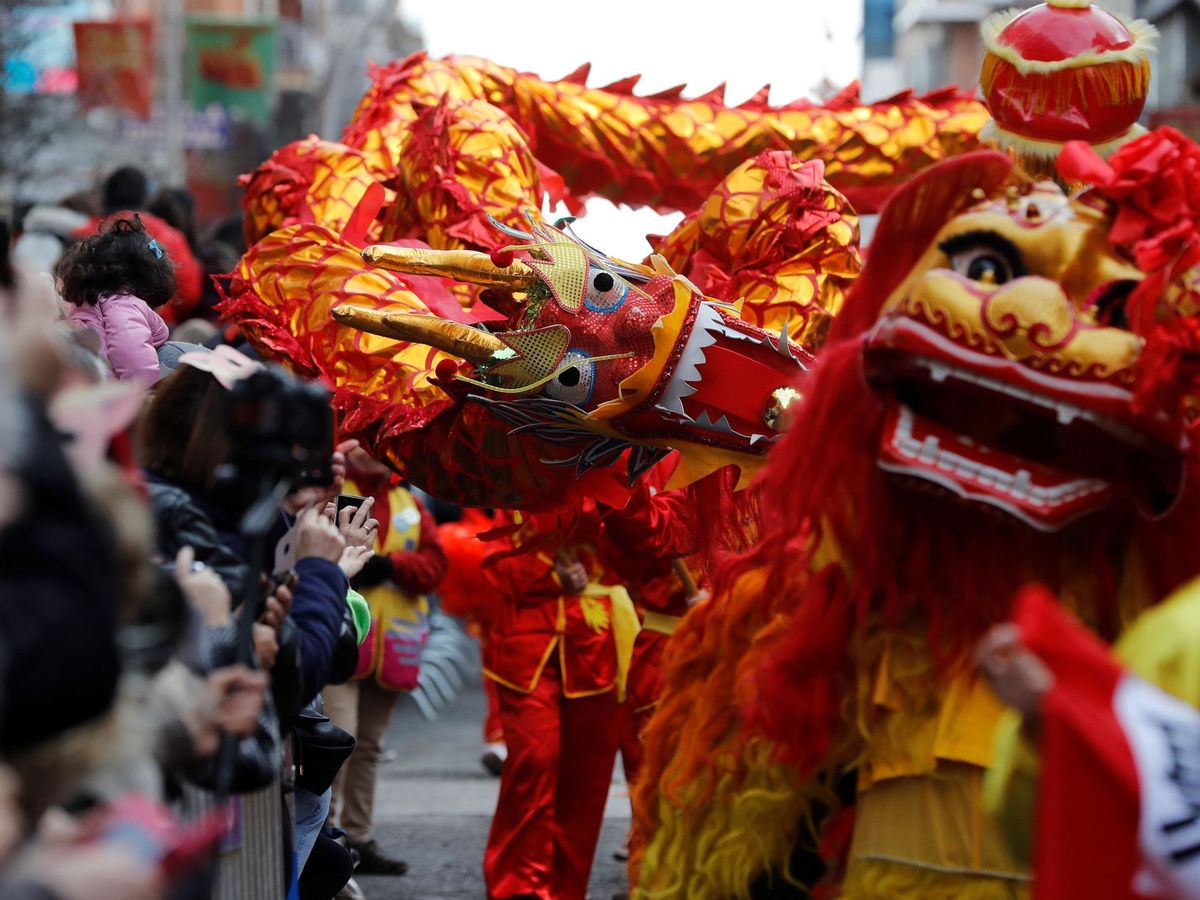 Foto: El pasacalles multicultural que recorre Usera (Madrid) por el Año Nuevo chino. (EFE)