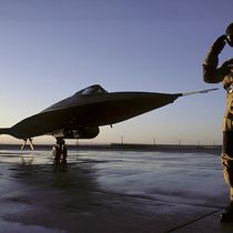 Foto: Brian Shul vestido con su traje de vuelo presurizado, saludando junto a su Lockheed SR-71 Blackbird.