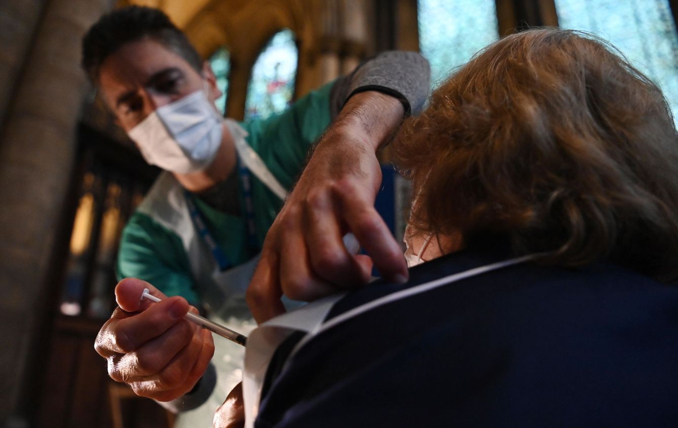 Un trabajador sanitario administra una vacuna en la catedral de Salisbury.