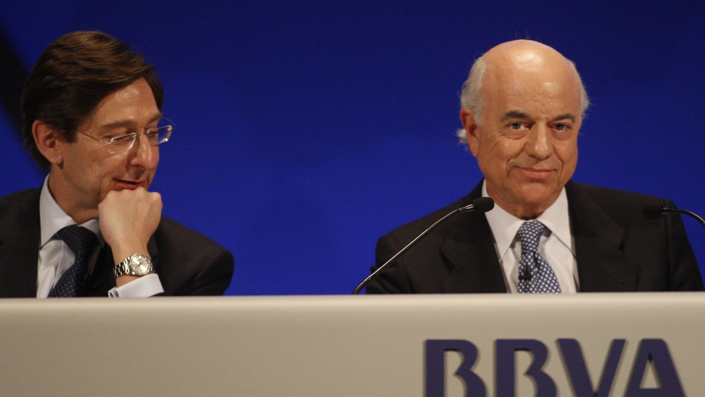 Goirigolzarri (i), ex CEO de BBVA y actual presidente de CaixaBank, y González, expresidente de BBVA. (EFE)