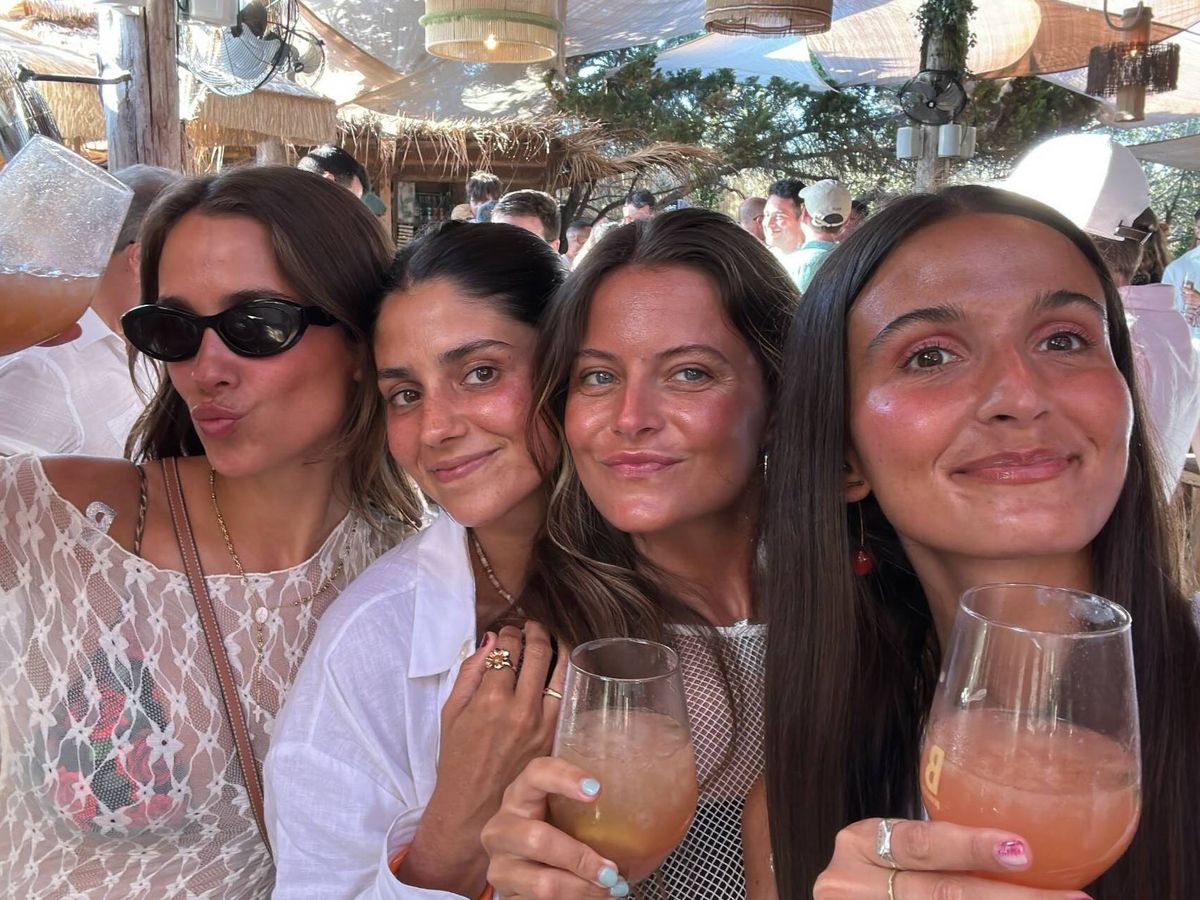 Foto: Bea Gimeno junto a sus amigas en la despedida. (Instagram / @begimeno)