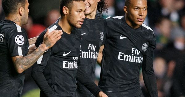 Foto: Neymar y Mbappé, junto a Cavani y Alves, en un partido del Paris Saint-Germain. (EFE)