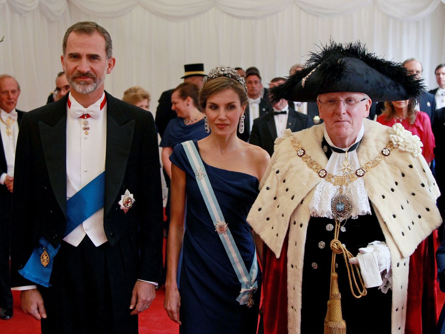 Felipe VI y la reina Letizia con el alcalde de la City, Andrew Parmley. (EFE)