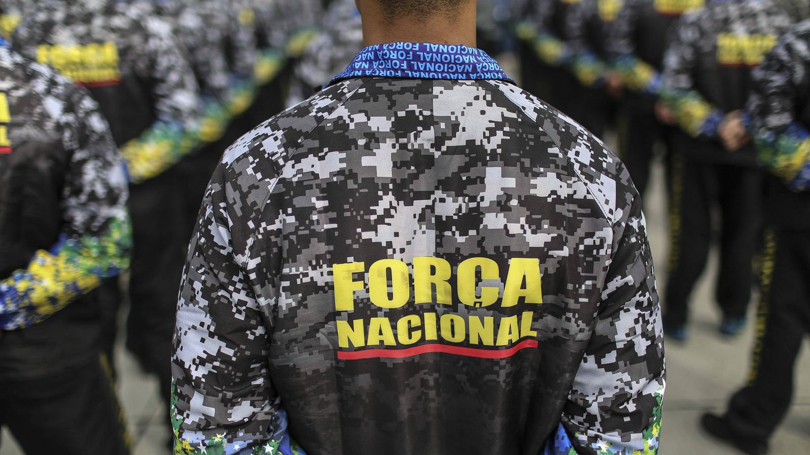 Foto: Un miembro de la Fuerza Nacional brasileña en Río (Antonio Lacerda/EFE).