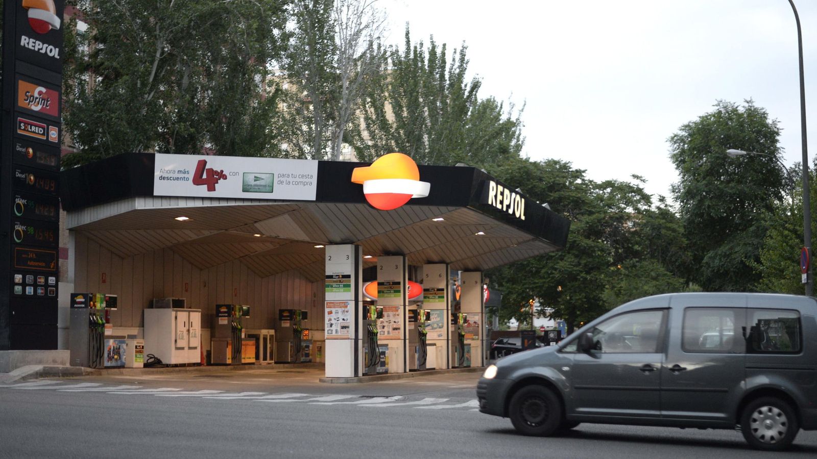 Foto: Foto de archivo de una gasolinera en Madrid. (EFE)