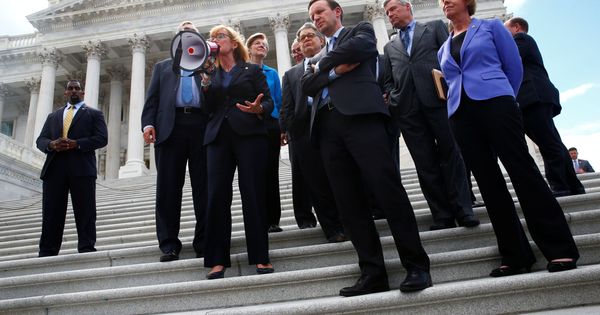Foto: Senadores demócratas se unen a los manifestantes junto al Capitolio. Washington, 25 de julio. (Reuters)