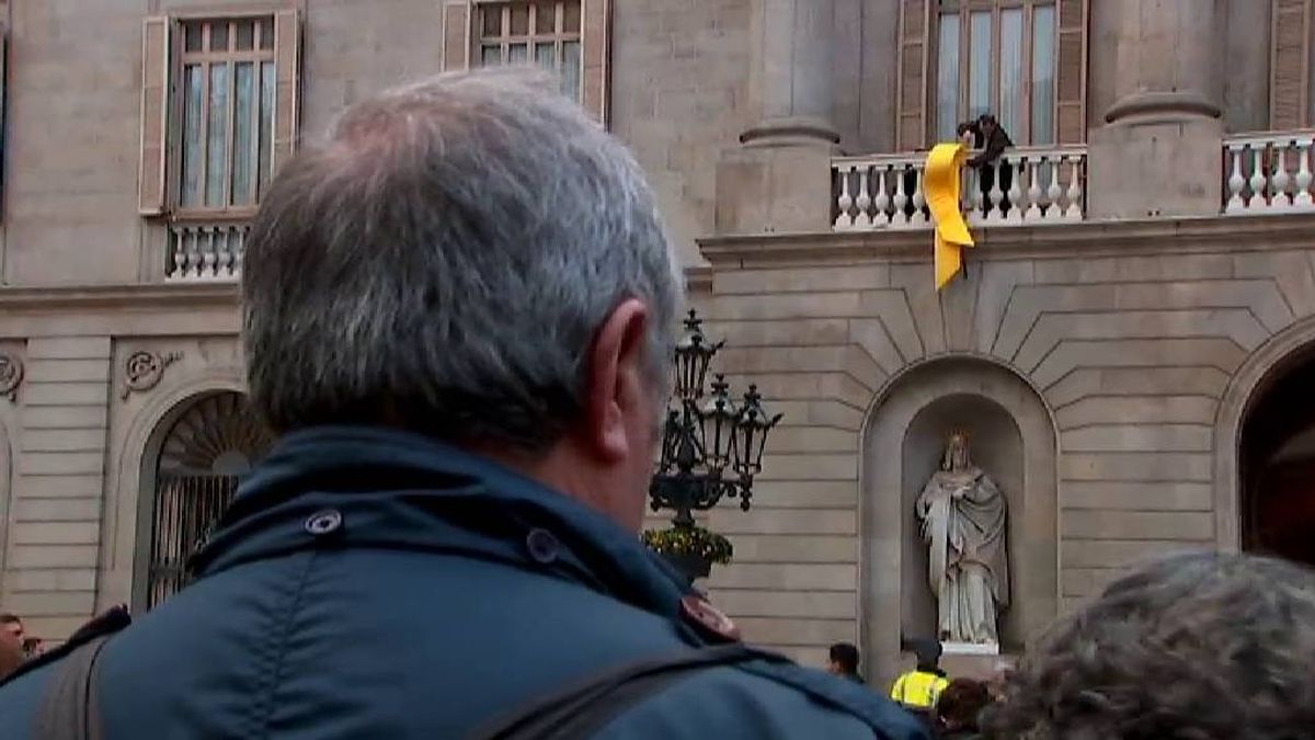 Barcelona cuelga un lazo amarillo para reclamar la libertad de los políticos presos
