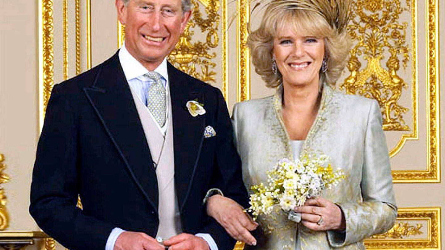 El príncipe Carlos y Camilla el día de su boda. (Reuters)