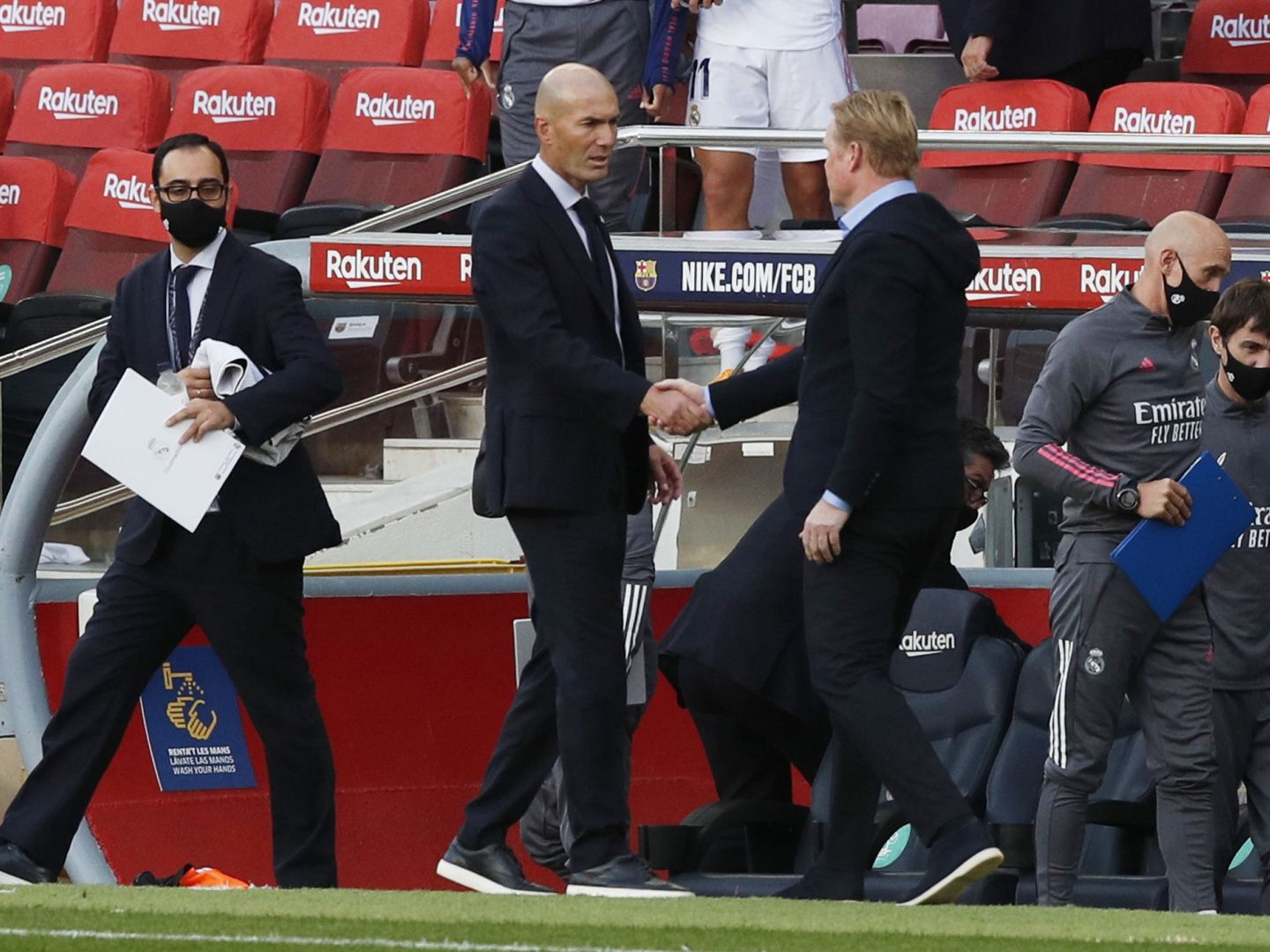 Koeman saluda a Zidane en el Clásico del Camp Nou. (Efe)