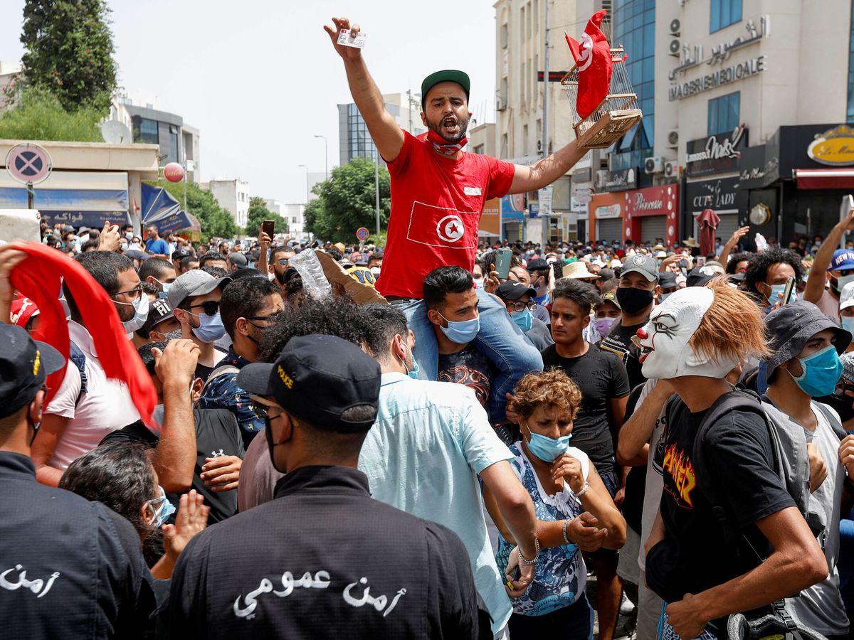Foto: Protestas en Túnez, horas antes del cese del primer ministro. (Reuters)