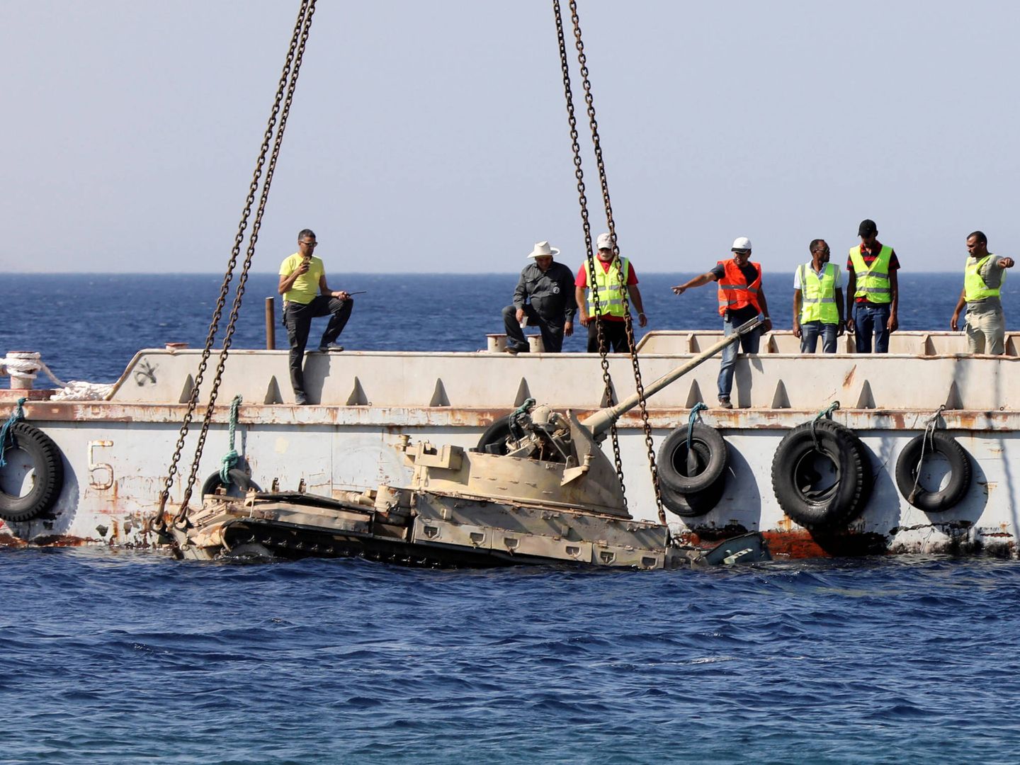 Un tanque es sumergido en Aqaba para completar el museo submarino. (Reuters)