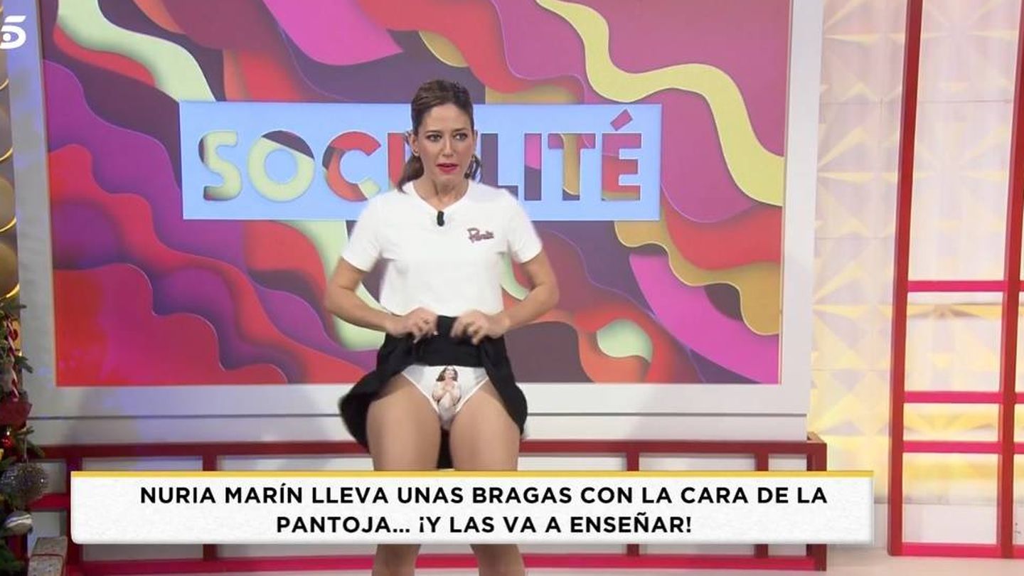 Nuria Marín enseñando las bragas de la Pantoja en directo. (Telecinco).