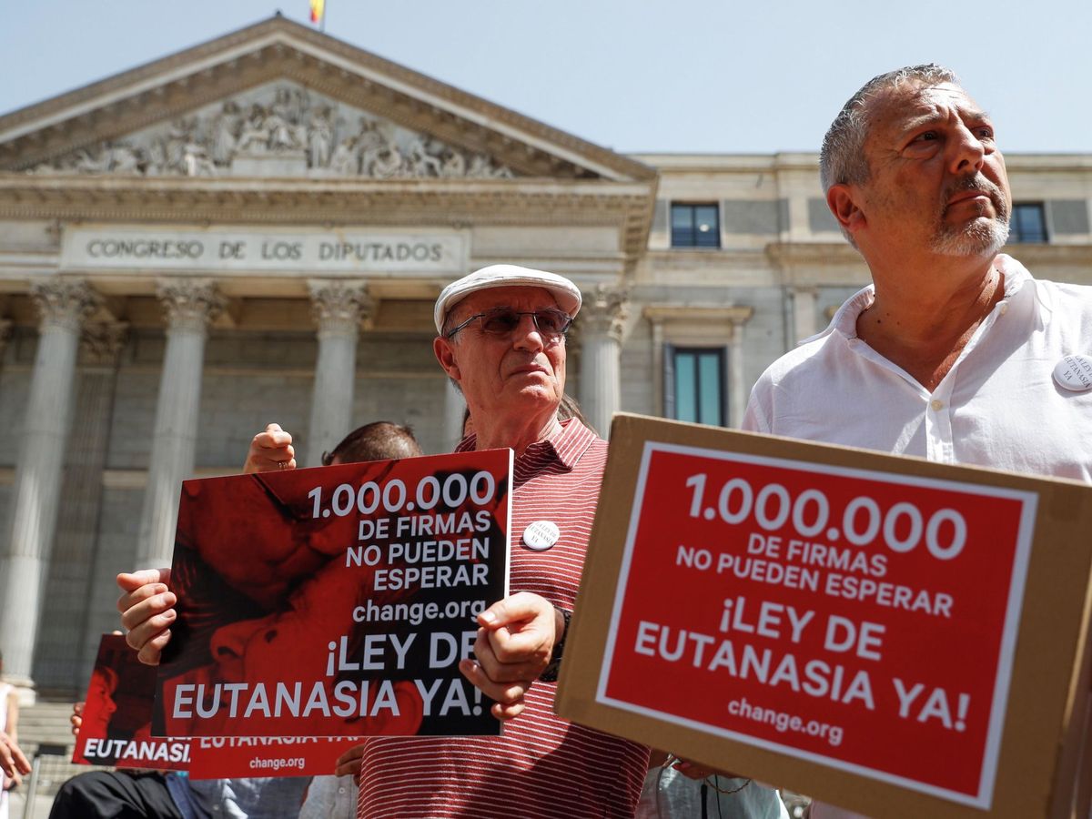 Foto: Change.org entrega en el Congreso más de un millón de firmas para solicitar que se despenalice la eutanasia en España. (EFE)