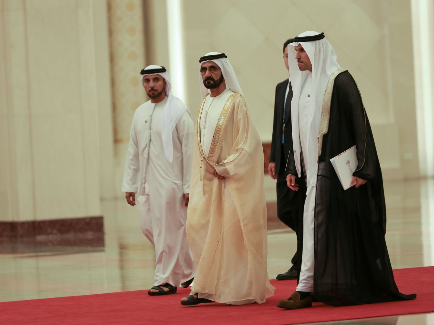 Mohamed bin Rashid Al Maktoum (en el centro), en una imagen de archivo. (Reuters)