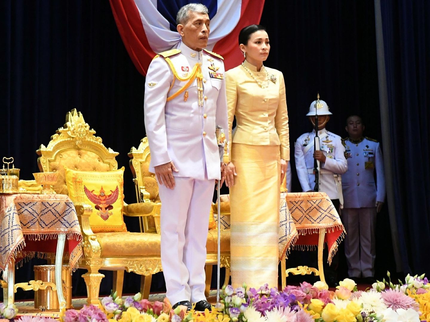 El rey, acompañado de la reina Suthida. (EFE)