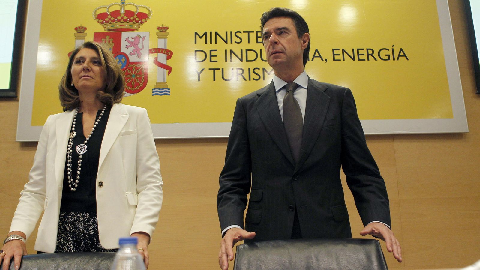 Foto: El ministro de Industria, Energía y Turismo, José Manuel Soria (d), y la secretaria general de Industria y de la pyme, Begoña Cristeto. (EFE)