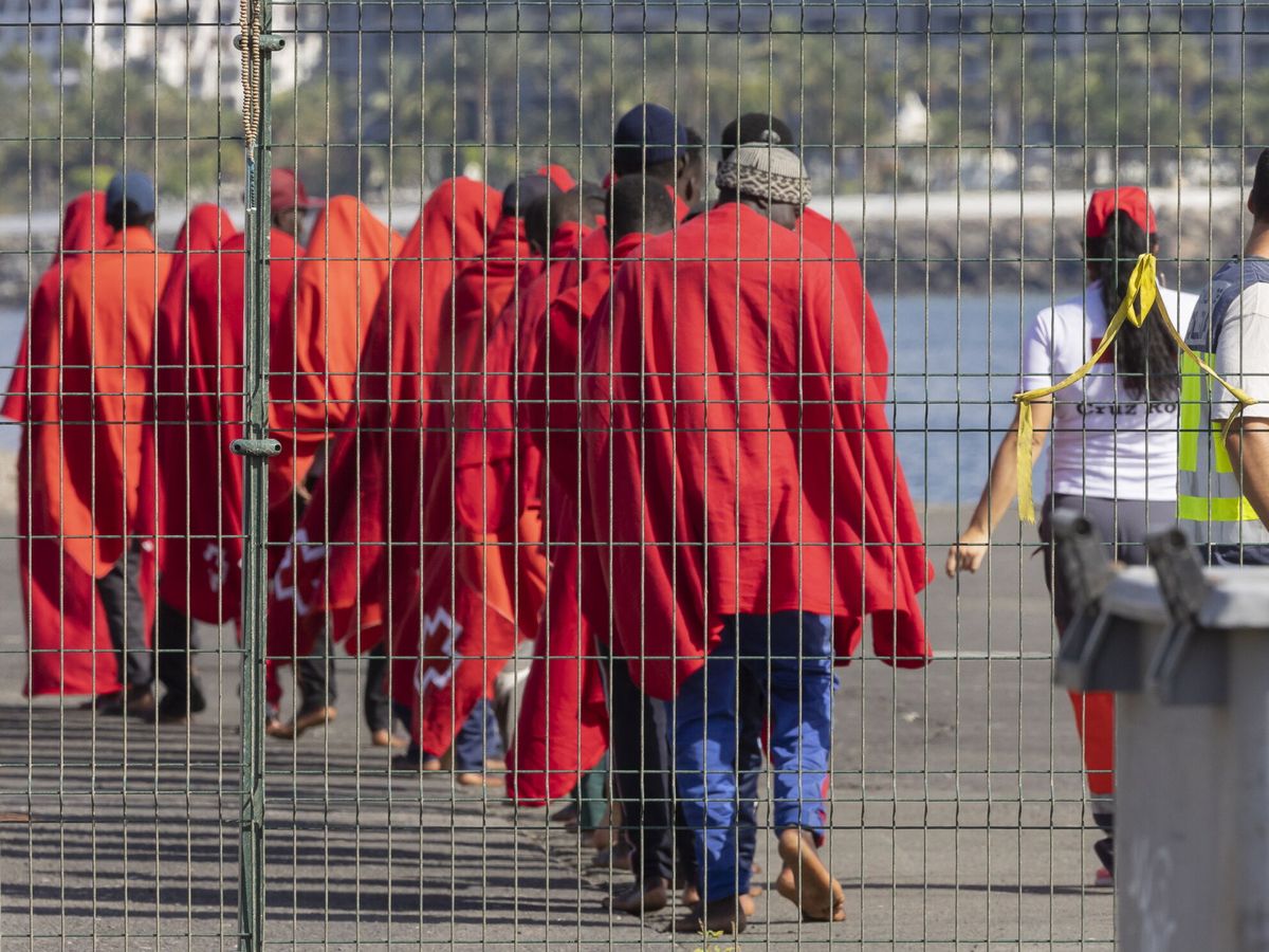Foto: Un grupo de inmigrantes llega a Gran Canaria. (EFE/Quique Curbelo)