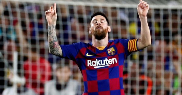 Foto: Leo Messi celebra el gol de falta marcado al Sevilla en el Camp Nou. (Efe)