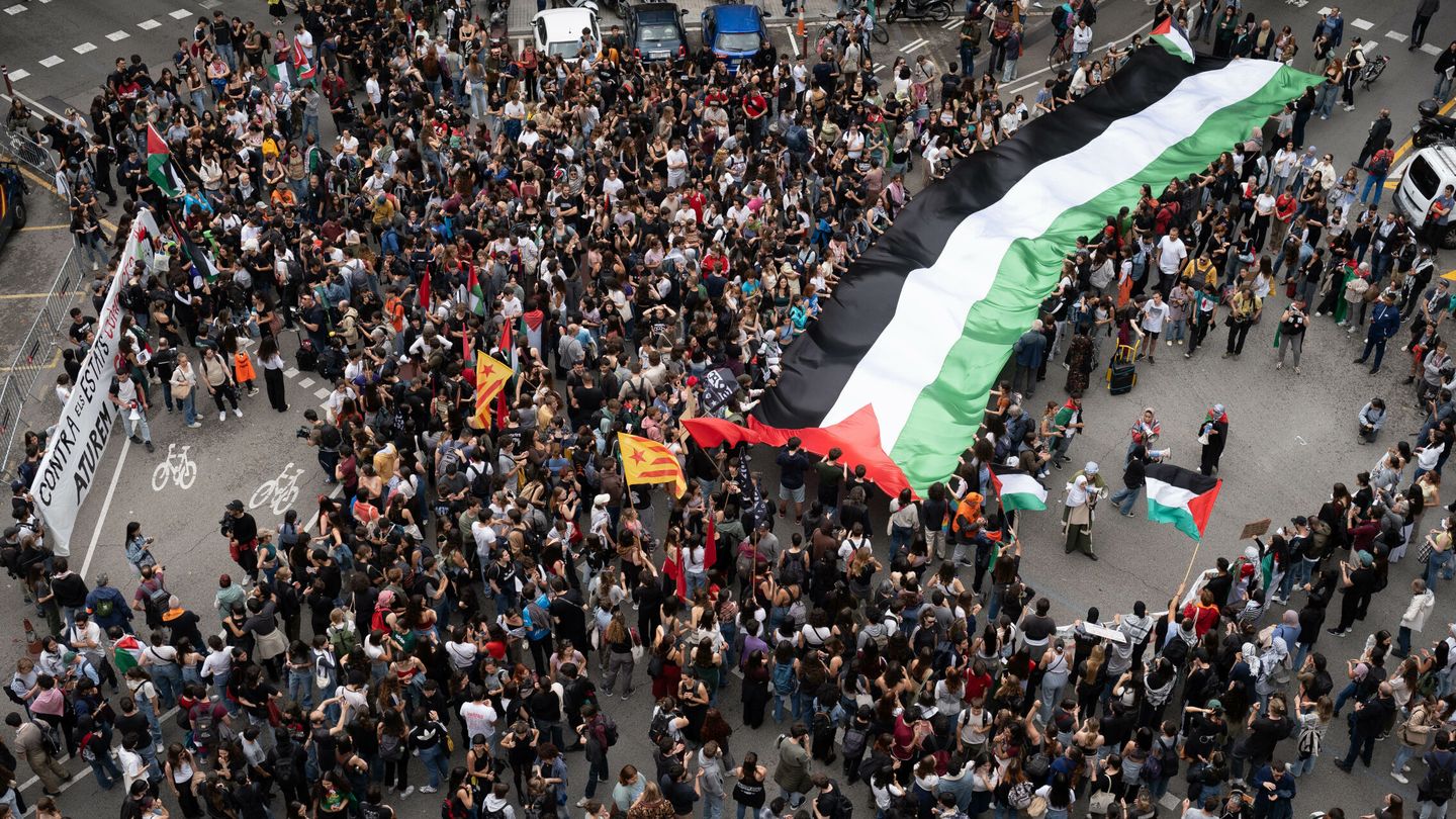 Manifestación estudiantil en apoyo a Palestina en Barcelona. (Europa Press/David Zorrakino)