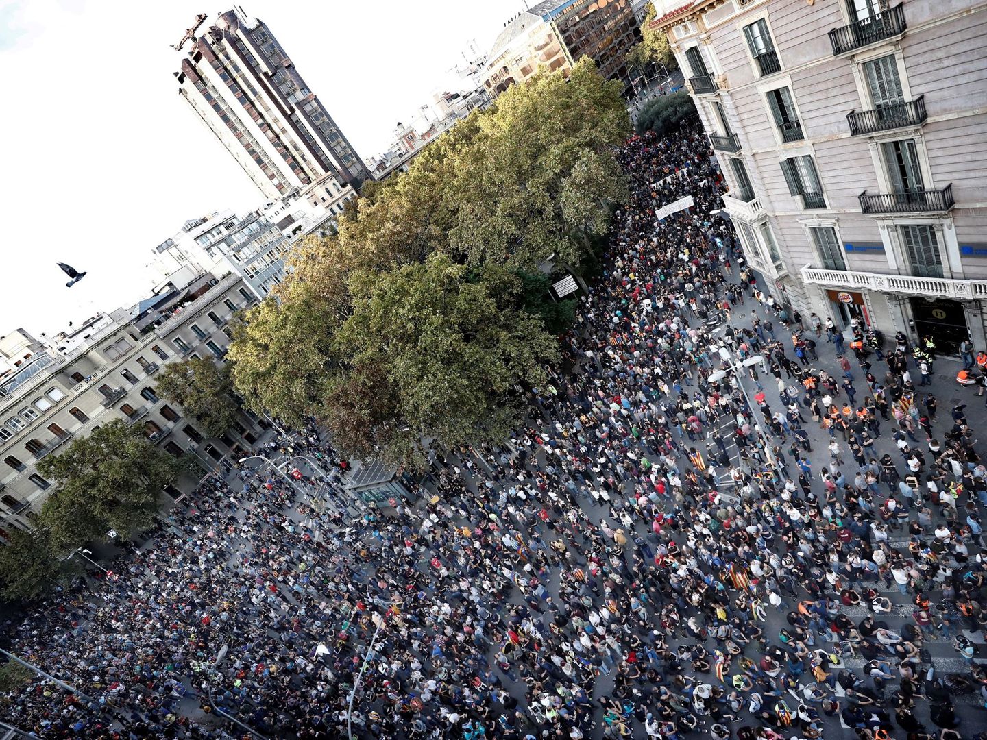 Miles de personas se concentran en la plaza de Urquinaona aunque la densidad de manifestantes ha bajado respecto a otras jornadas. (EFE)