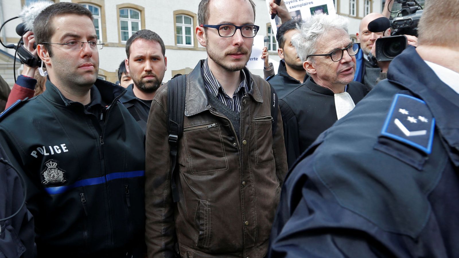 Foto: Antoine Deltour (C), a su llegada al juicio por el caso LuxLeaks. (Reuters)