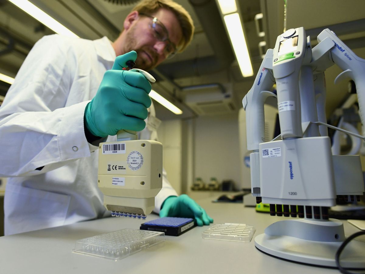 Foto: Un trabajador de la firma biofarmacéutica alemana que está trabajando en la vacuna. (Reuters)