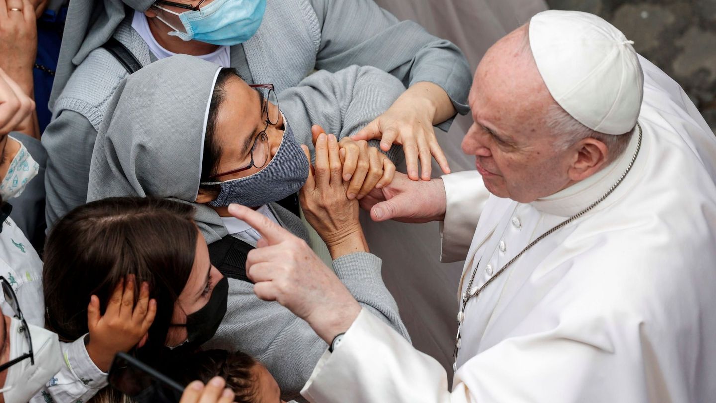 El papa Francisco saluda a unas monjas. (EFE)
