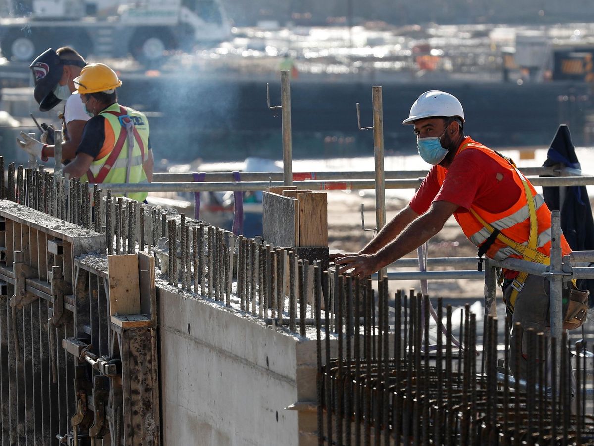 Foto: Varios obreros trabajando en una construcción en Madrid. (EFE)