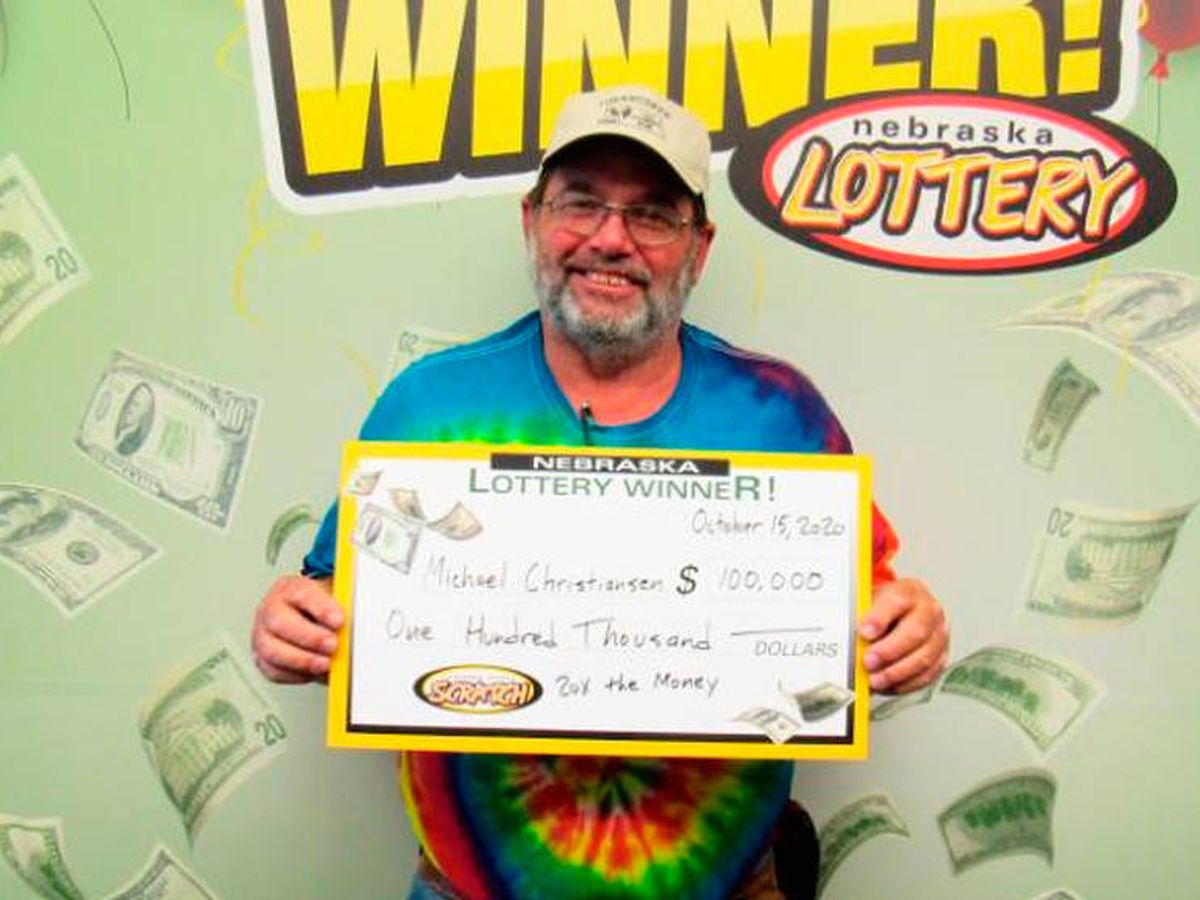 Foto: Michael Christiansen al recoger su segundo premio de lotería (Nebraska Lottery)