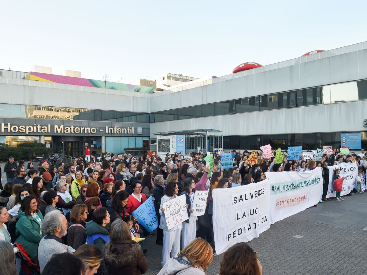 Foto: Manifestación de médicos frente al Hospital de La Paz. (Gustavo Valiente / Europa Press)