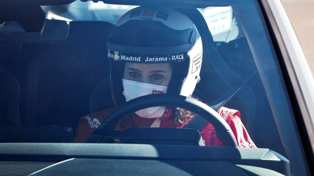 Foto: La presidenta madrileña, Isabel Díaz Ayuso, pilota un vehículo en el Circuito Madrid Jarama-RACE. (EFE/Comunidad de Madrid/D. Sinova)