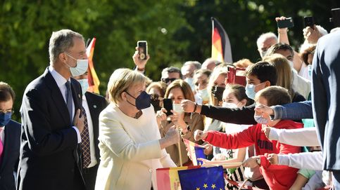 Autógrafos y fans del rey Felipe, protagonistas en la entrega del premio Carlos V a Merkel
