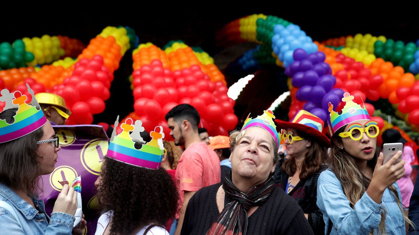 BRA38. SAO PAULO (BRASIL), 03 06 2018.- Miles de personas participan hoy, domingo 3 de junio de 2018, en el Desfile del Orgullo Homosexual en la Avenida Paulista de Sao Paulo (Brasil), uno de los más multitudinarios del mundo. EFE Fernando Bizerra Jr.