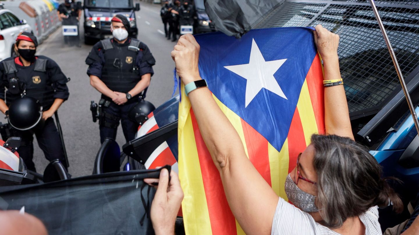 Manifestación cerca del consulado de Italia en Barcelona. (EFE)