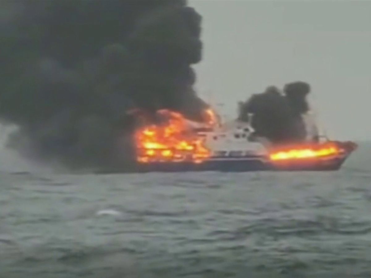 Foto: Incendio a bordo del pesquero Nuevo San Juan. (EFE)