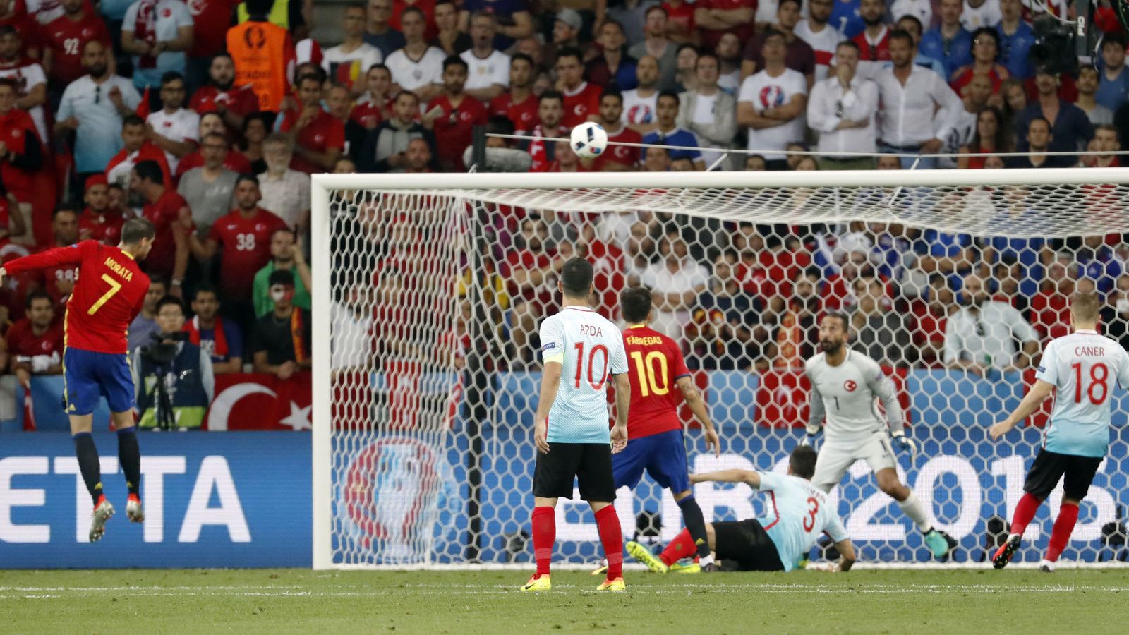 Foto: El cabezazo de Morata para marcar el 1-0 (Yves Herman/Reuters)