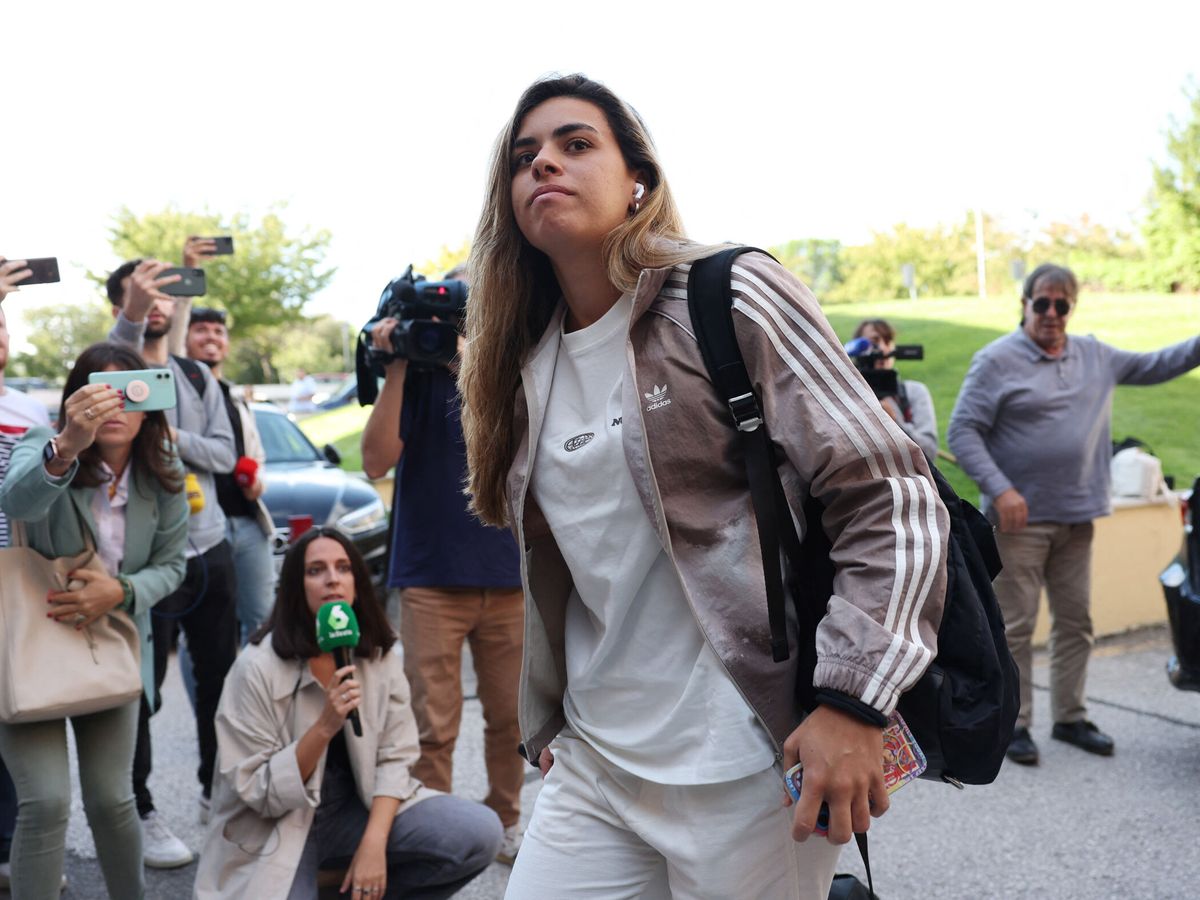 Foto: Misa Rodríguez, a su llegada al hotel de concentración de la selección española en Madrid. (REUTERS/Isabel Infantes).