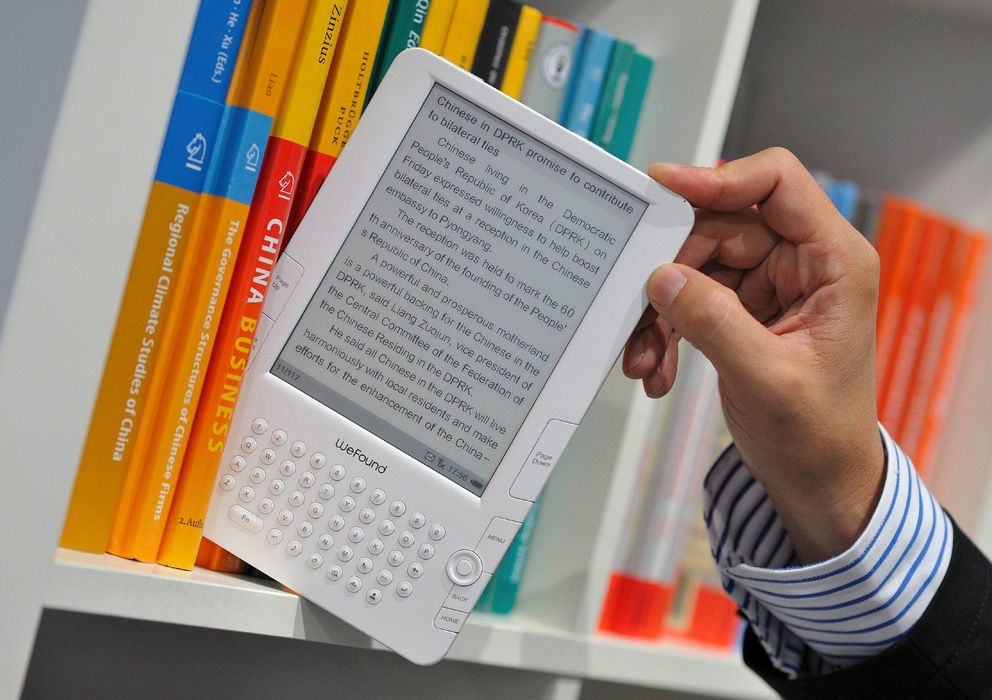 Foto: ista de un eBook en una estantería antes de la inauguración de la Feria del Libro de Fráncfort (EFE)