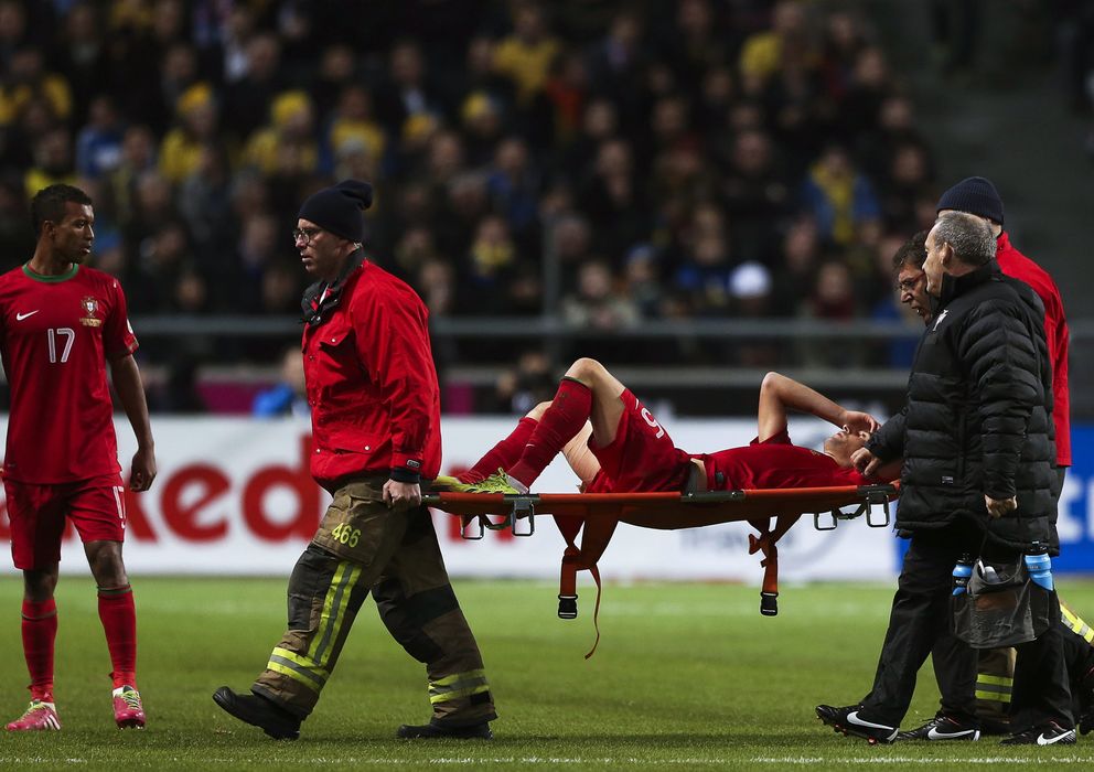 Foto: Fabio Coentrao es sacado en camilla tras lesionarse en el Suecia-Portugal (EFE)