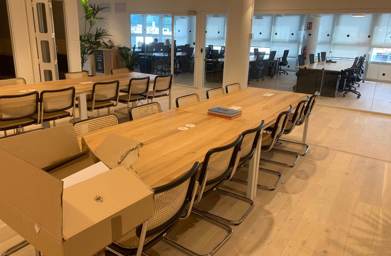 Un sitio en los 'hotdesks' (primer término en la imagen) vale desde 250 euros/mes. Una mesa fija en la oficina compartida del fondo sube a los 500 euros/mes. (Foto: M.Á.M.)