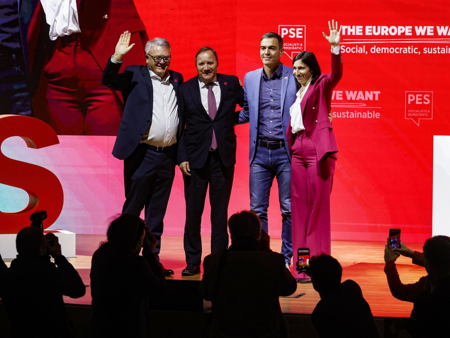 Sánchez, acompañado de la líder del PD junto con el candidato socialdemócrata a las europeas, Nicolas Schmit, y el presidente del PES, Stefan Löfven. (EFE)