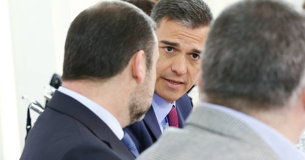 Foto: Pedro Sánchez charla con José Luis Ábalos y Santos Cerdán, este 8 de enero de 2019 durante la reunión de la ejecutiva federal del PSOE. (Inma Mesa | PSOE)