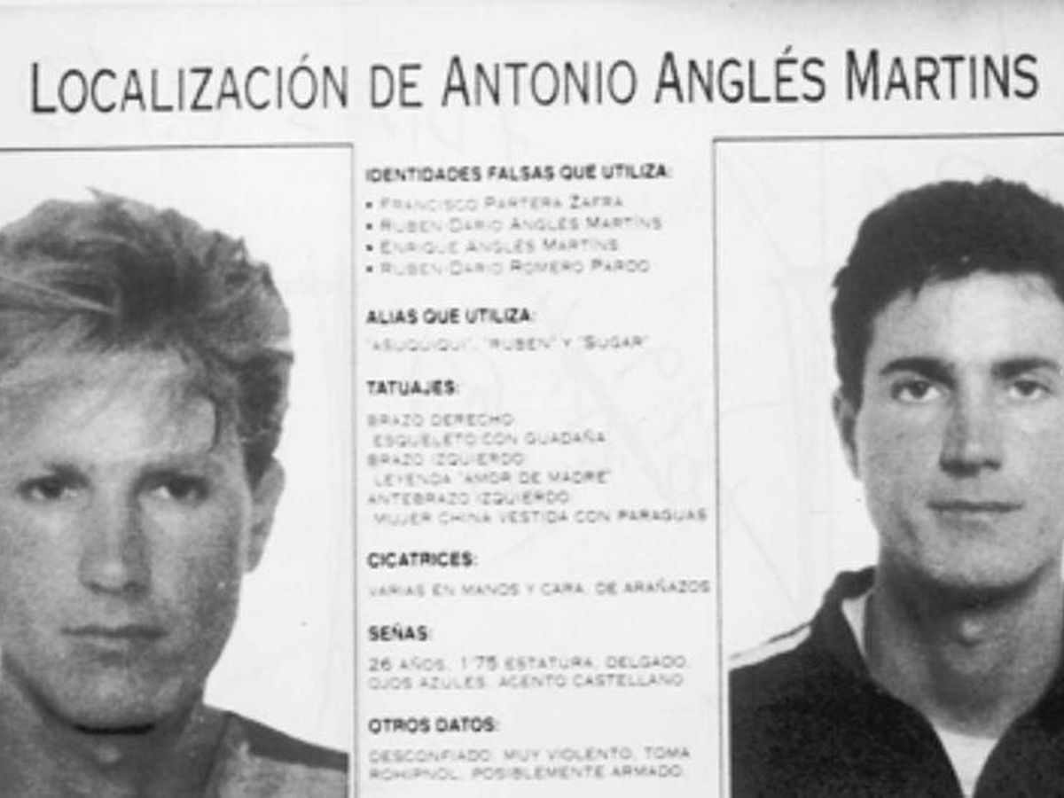 Foto: Cartel de búsqueda y captura de Antonio Anglés, en la foto de la derecha.