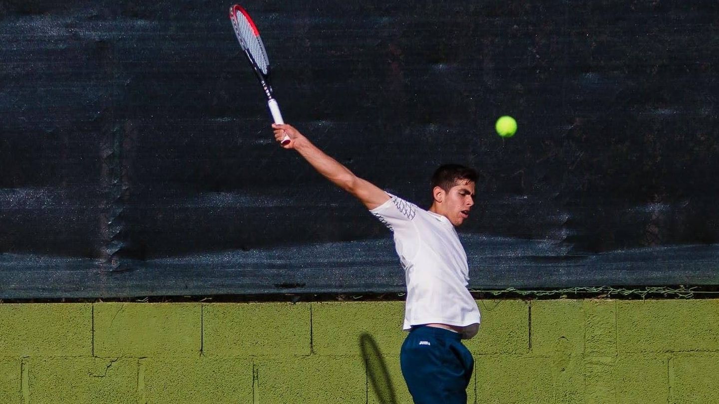 Carlos Guerrero, en pleno partido de tenis. (Fotografía cedida)