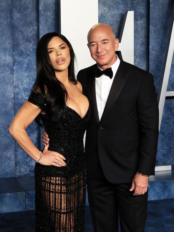 Jeff Bezos y su pareja, Lauren Sanchez, en la fiesta post-Oscar organizada por  'Vanity Fair'. (EFE/EPA/Nina Prommer) 