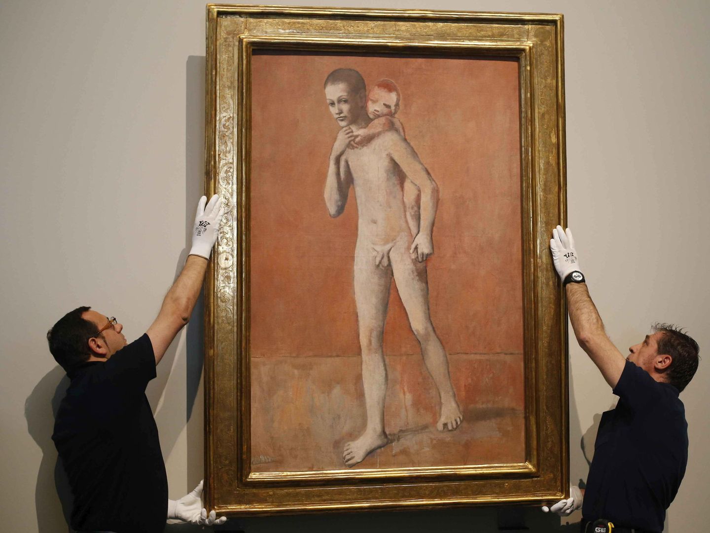 Dos operarios cuelgan la obra de Picasso, 'Los dos hermanos', de la muestra que se inaugura dentro de diez días. (EFE)