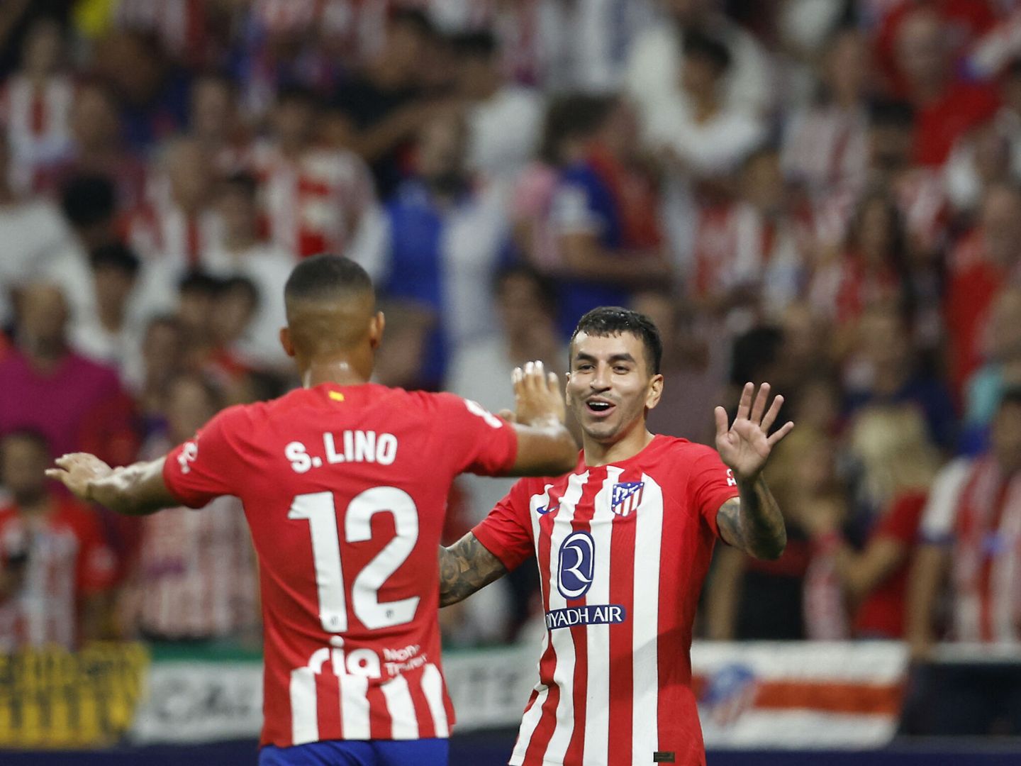 Correa celebra con Lino un gol al Cádiz. (REUTERS Juan Medina)