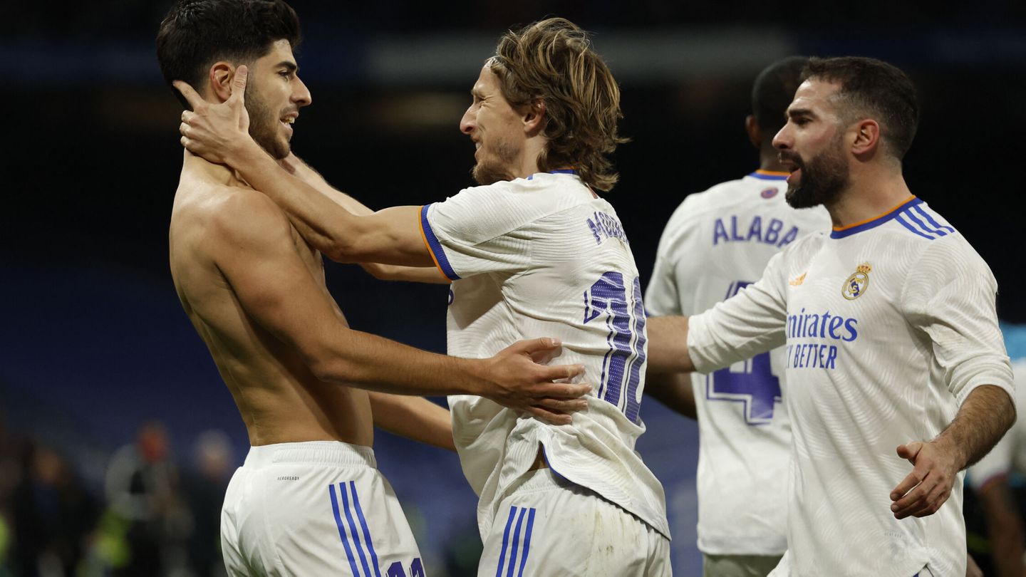 Modric y Carvajal celebran con Marco Asensio el gol conseguido contra el Granada