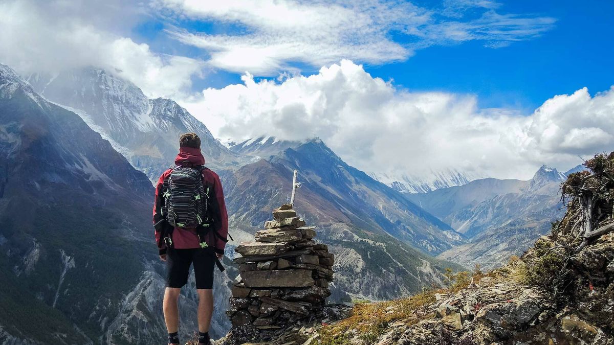 Comienza la temporada de salir a la montaña: lo que nunca debe faltar en tu mochila